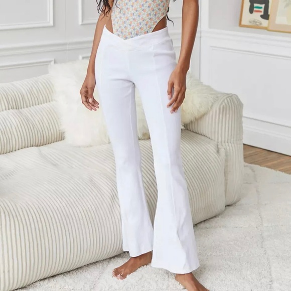 NWT URBAN OUTFITTERS V CUT WHITE RIBBED FLARE PANTS SIZE L - Picture 1 of 4